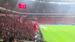 蓉城距夺冠仅剩补时3分钟！所有球迷起立等待，意外遭遇读秒制胜