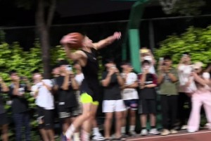 这扣篮舒展性直接拉满