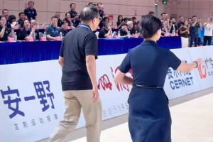 钟南山院士为“南山挑战杯” 篮球邀请赛跳球！
