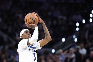 Scotto：麦克丹尼尔斯剩三年全额保障合同获提前续签 NBA历史首人